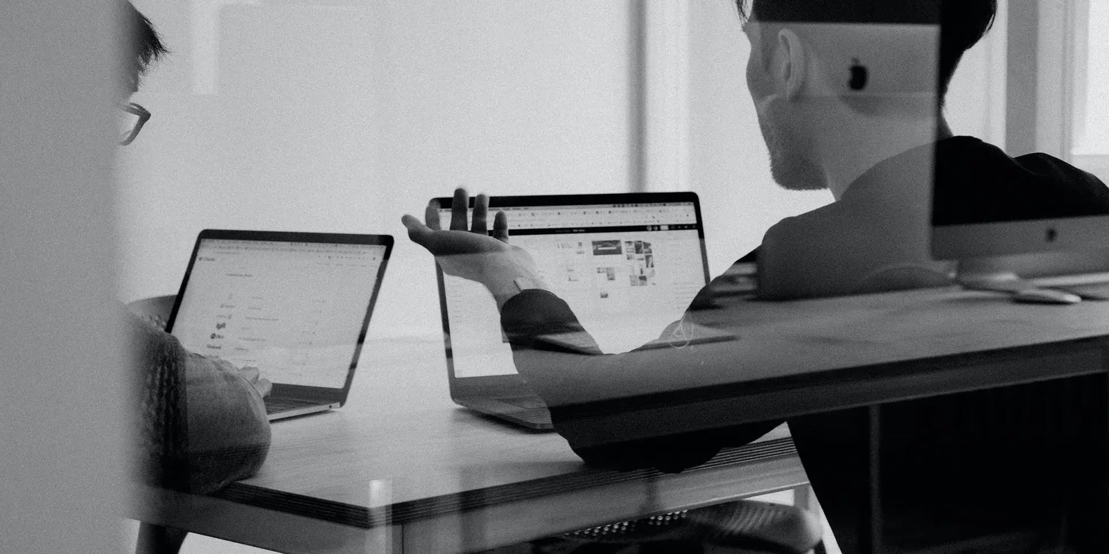 mensen achter een laptop