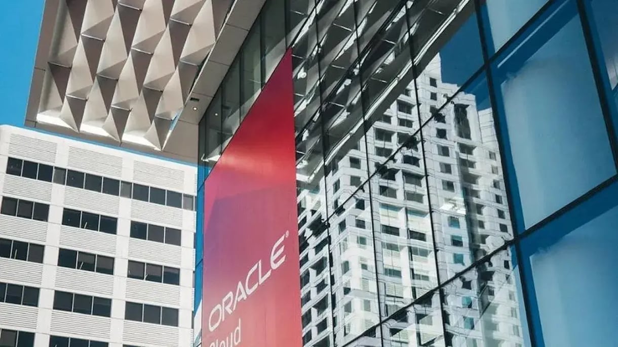 Zijkant van het Oracle gebouw.