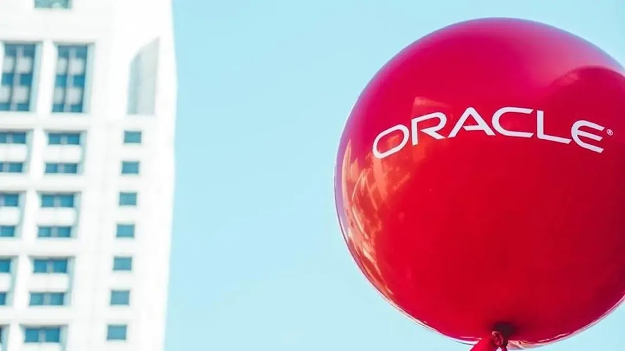 Close-up van een rode ballon met Oracle erop.