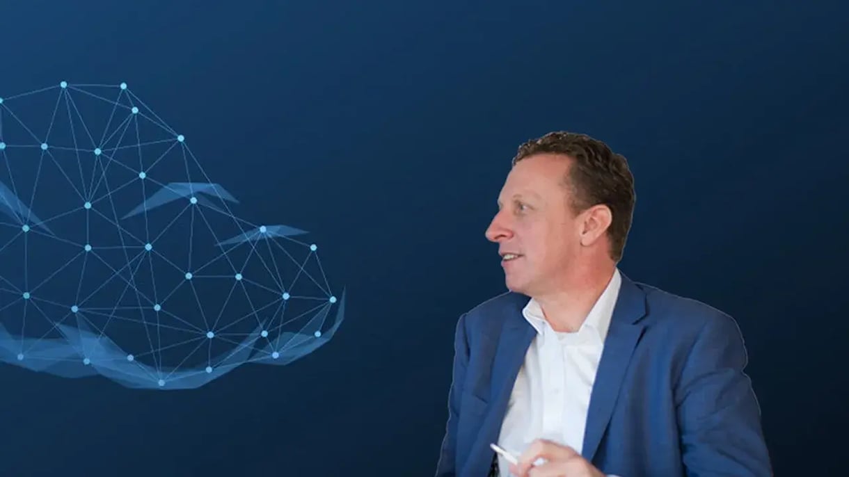 Mannelijke collega met data wolk links ernaast.