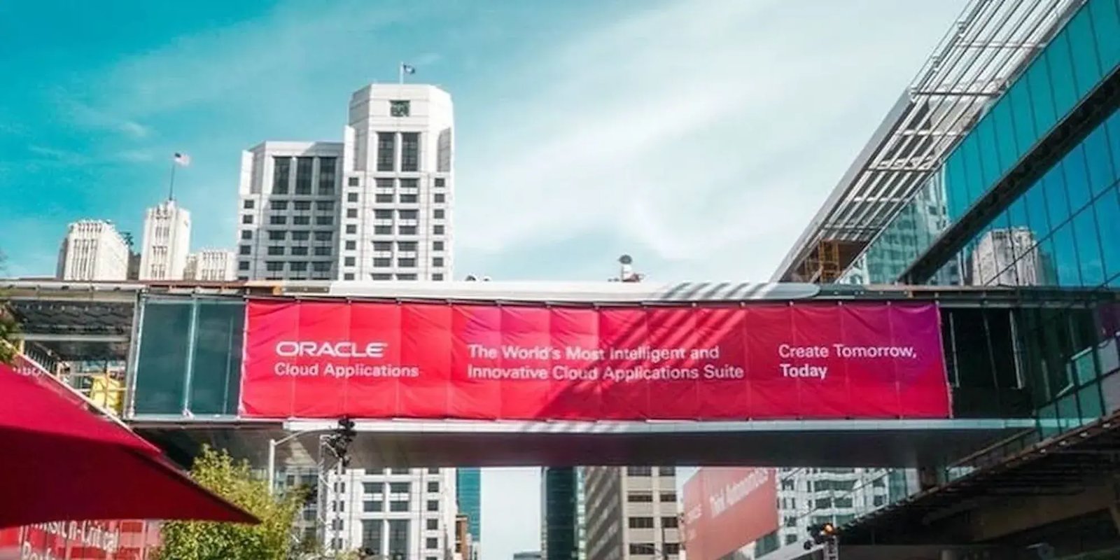 Loopbrug met een spandoek van Oracle erop.