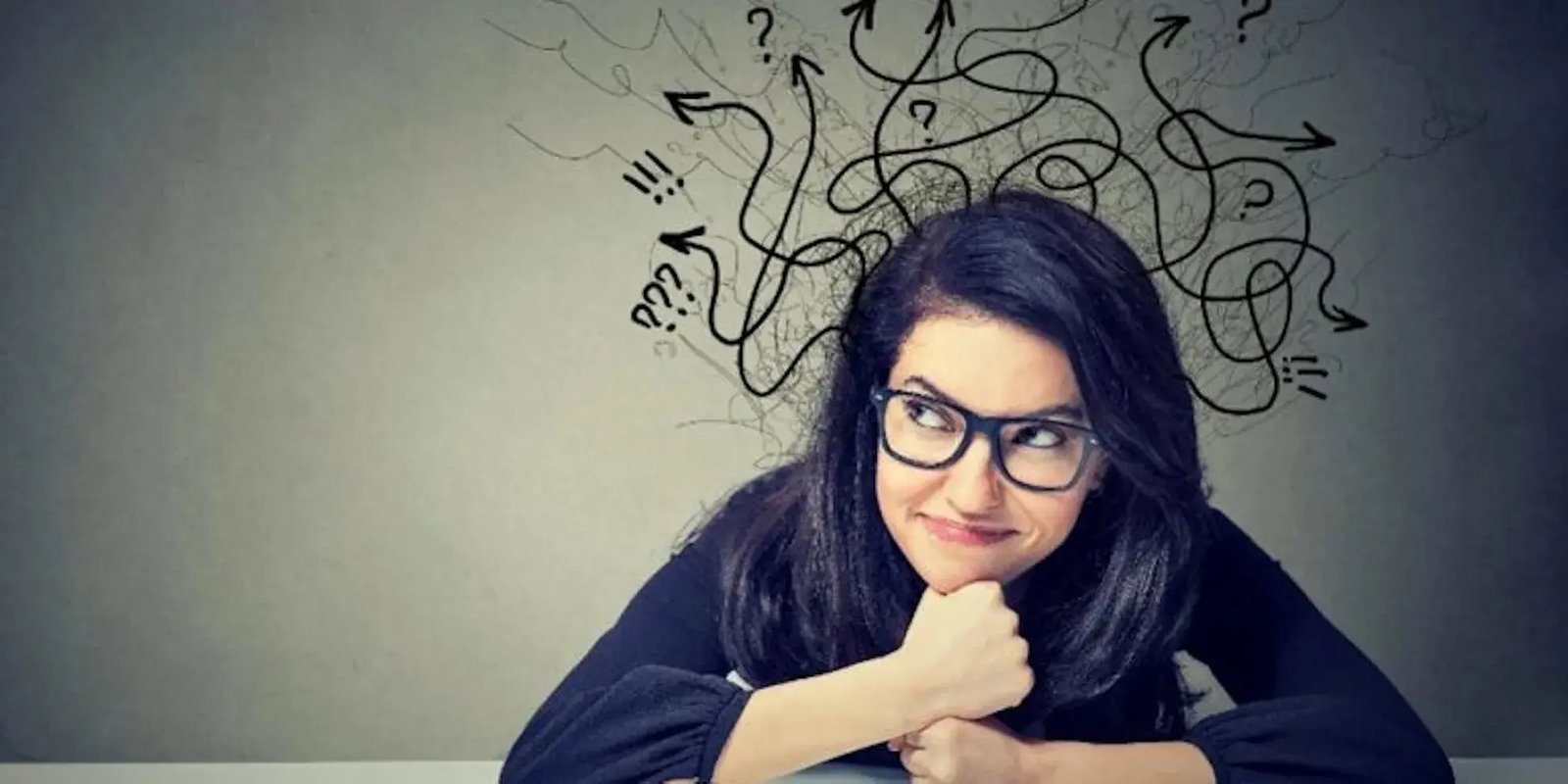 Een vrouw kijkt schuin omhoog en denkt na, illustraties vormen om haar hoofd heen.