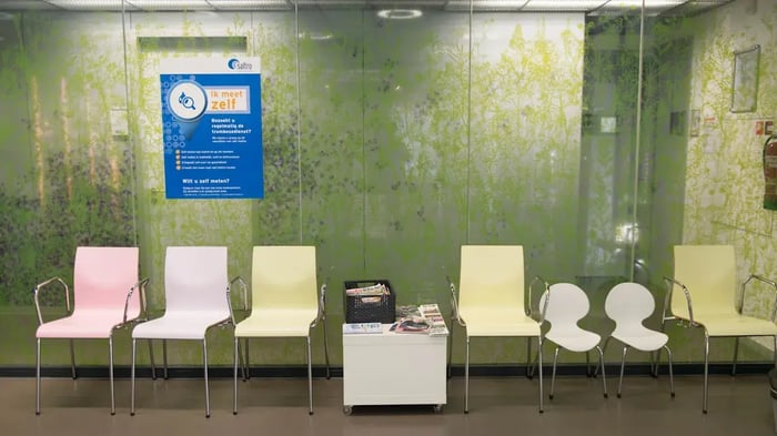 Lege stoelen in een wachtruimte.
