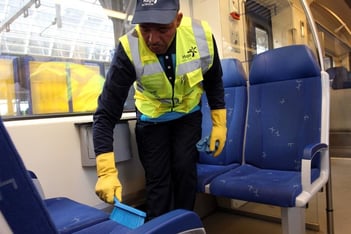 Schoonmaker in de trein