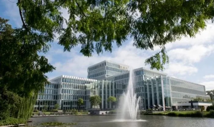 afbeelding van moderne kantoorpanden met fontein in groene omgeving