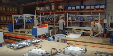 Mannen bezig op de werkvloer