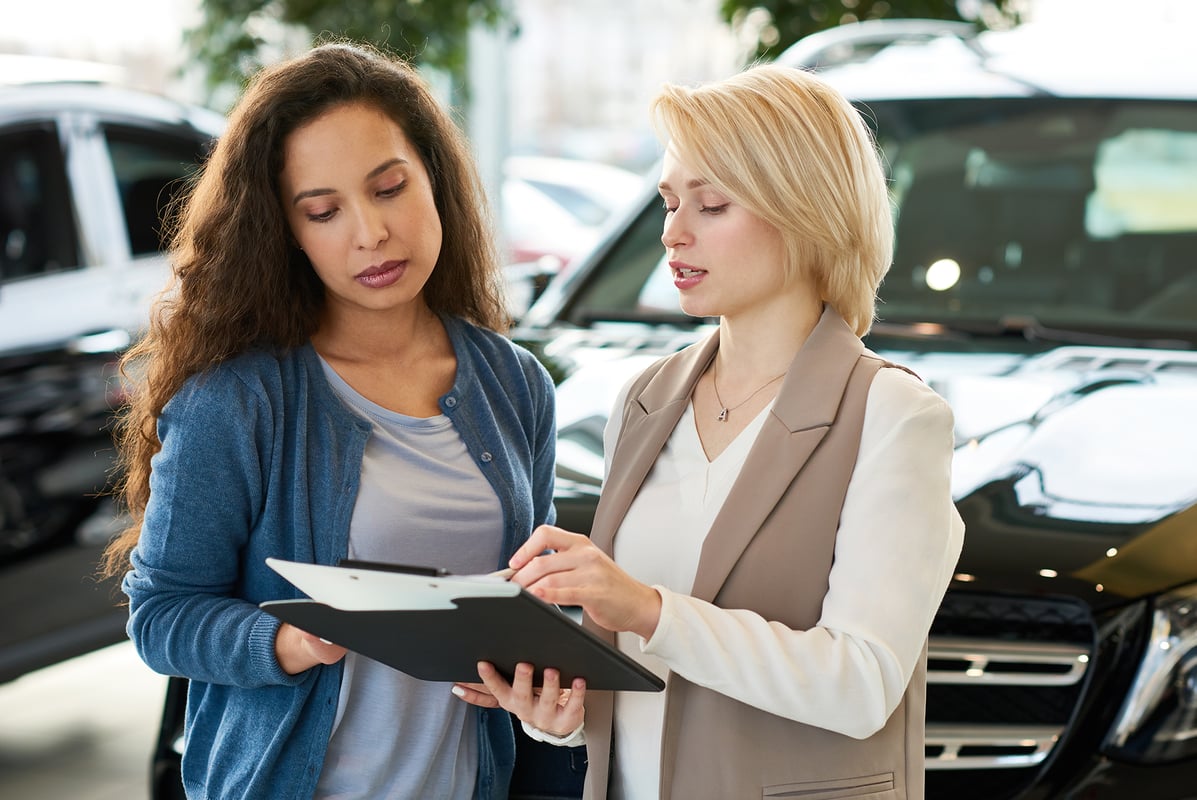 Twee vrouwen in een autodealer
