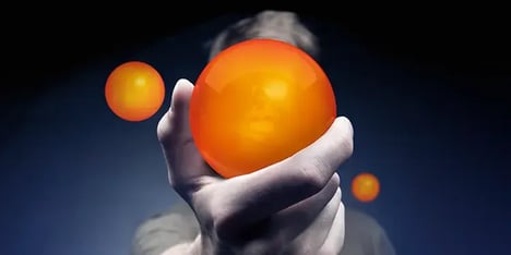 hand houdt oranje bal vast