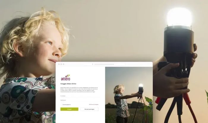 Jong kindje dat een lampje voor zich uit houdt en ernaar kijkt met een overlay met de website van Attero