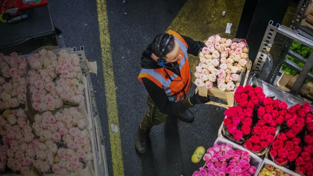 foto vanaf boven van medewerker logistiek met bloemen
