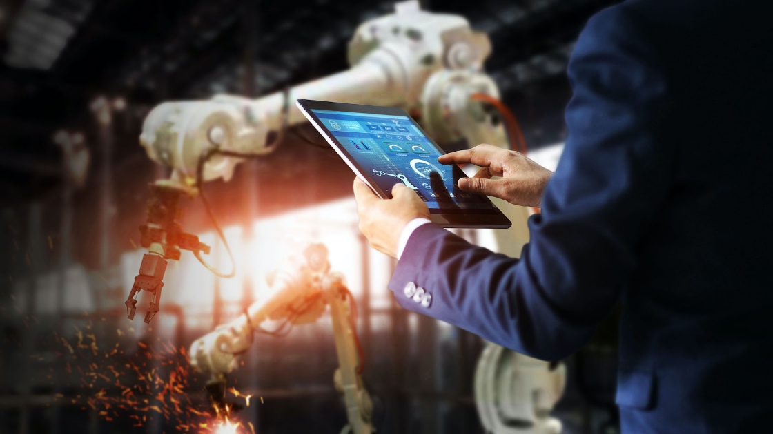 Man bestuurt robot met tablet