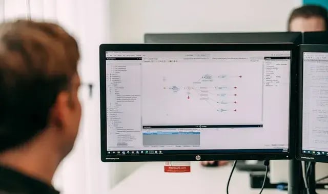 Man achter computerscherm 