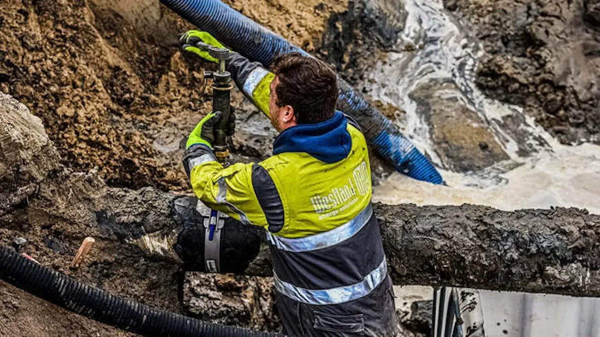 Man die werkt aan leidingen .