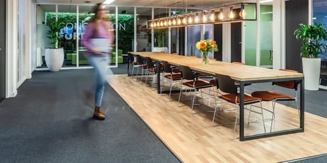 Ruimte met een vrouw en een lange tafel