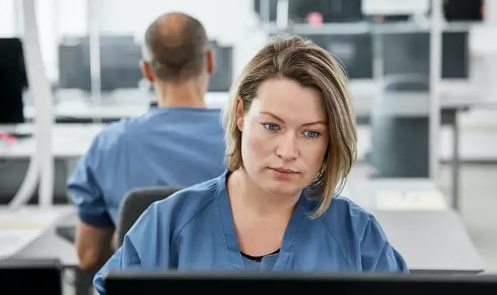 Vrouw achter computer