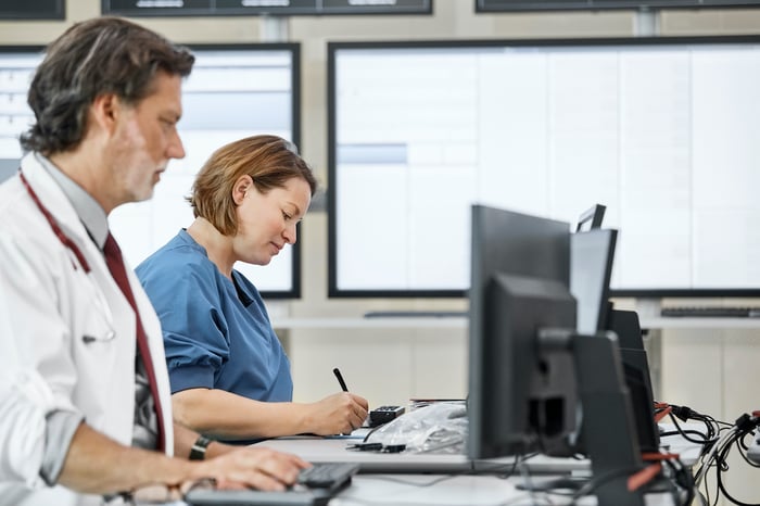 Twee artsen achter monitors