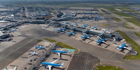 Schiphol met klm vliegtuigen gezien vanaf boven