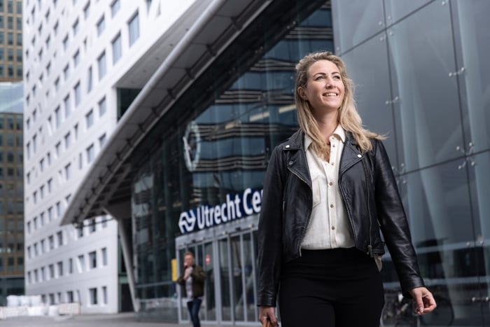 vrouw in leren jas loopt langs utrecht centraal