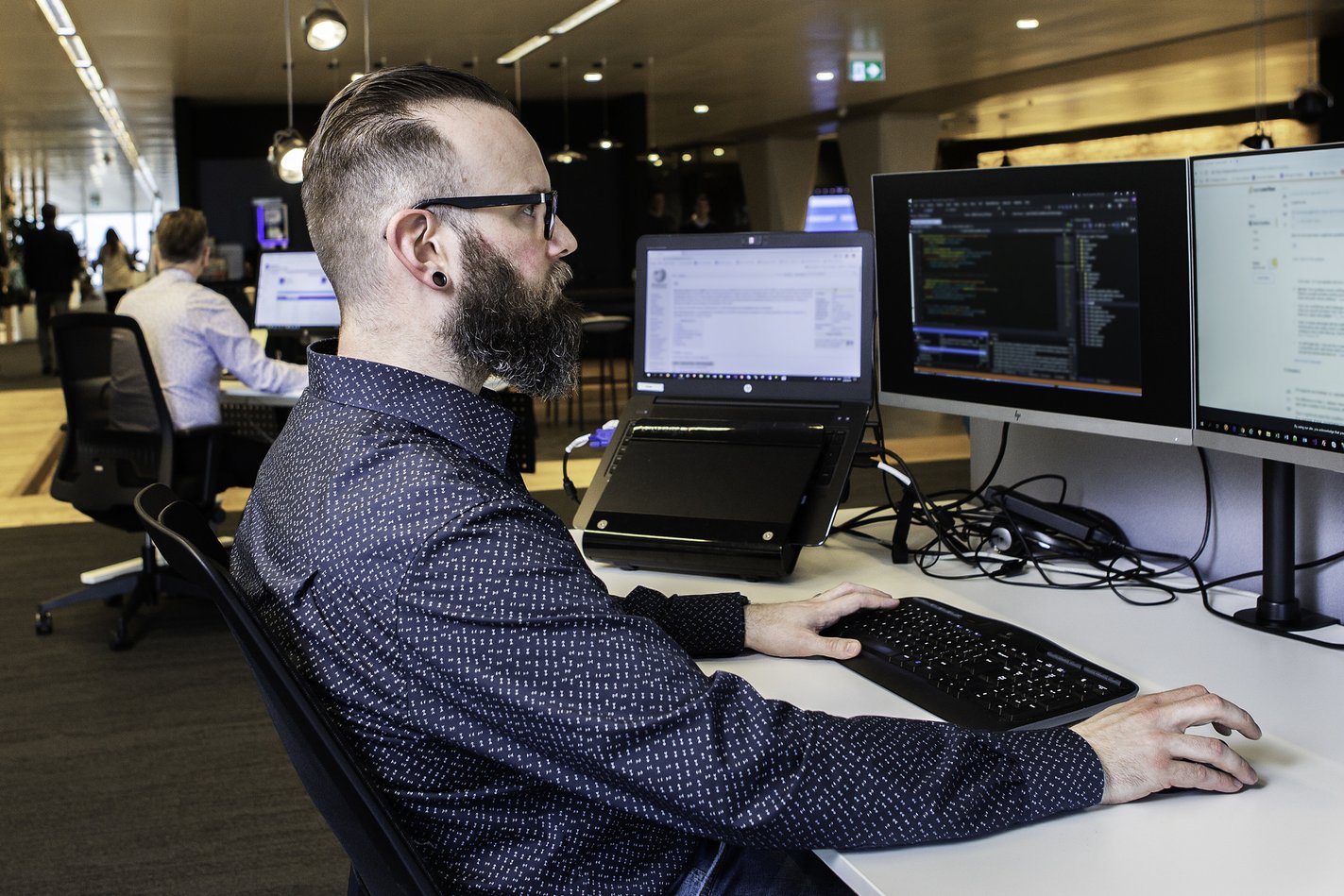 Man die naar dashboards kijkt