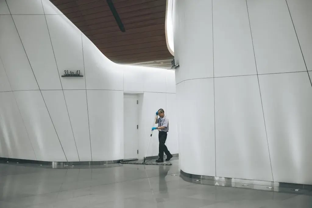 Schoonmaker in modern gebouw.