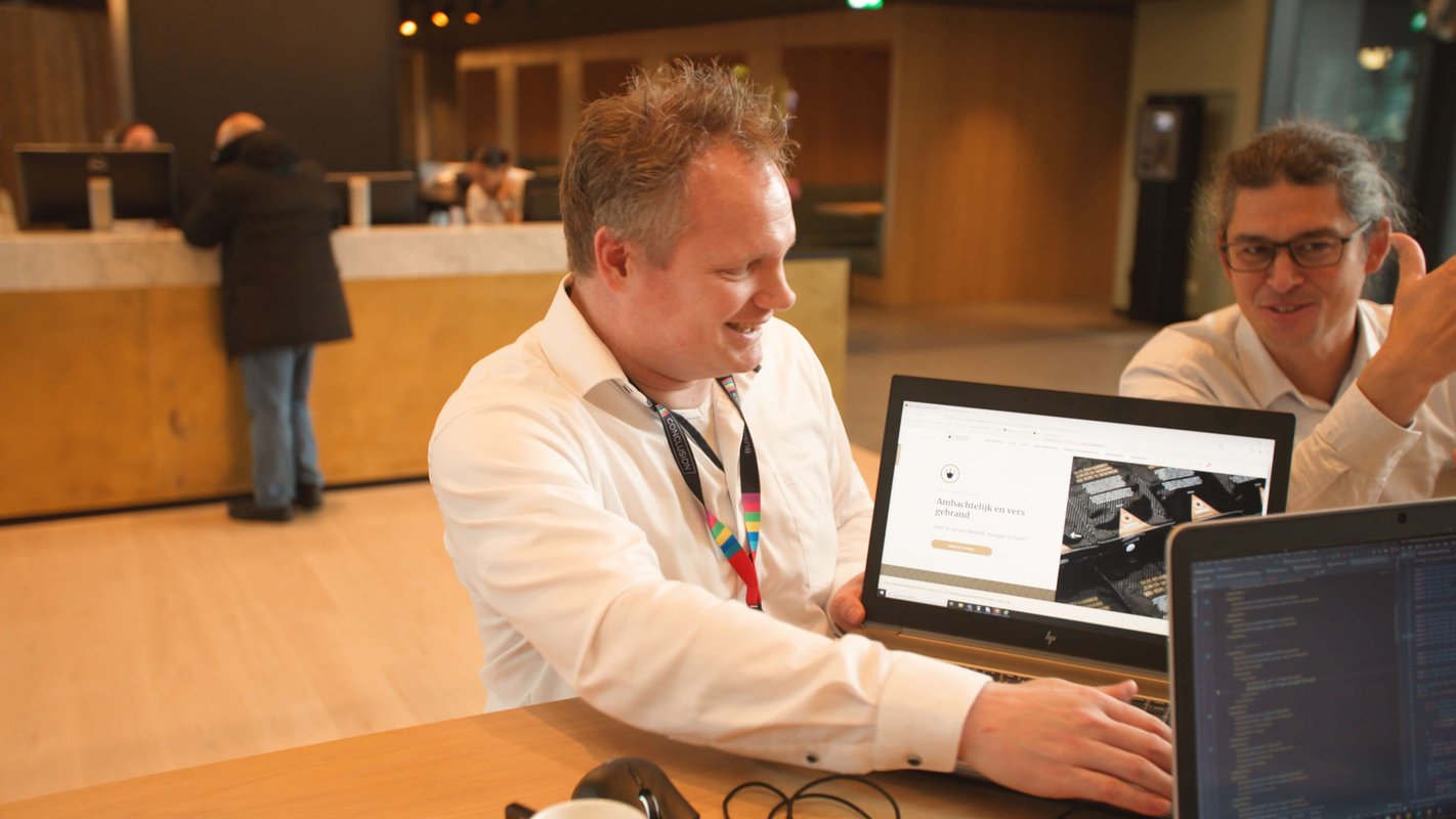 Man laat inhoud laptop scherm zien