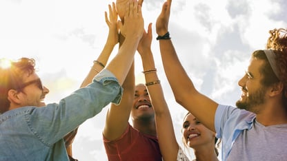 Mensen die elkaar een high five geven