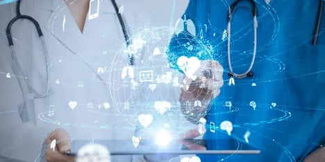 twee zorgprofessionals met tablet in handen