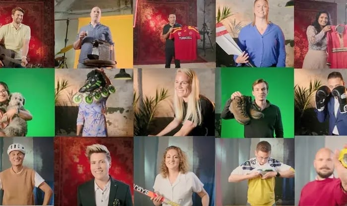 Mozaïek van portretten van verschillende mensen in studio-opstellingen, ieder met een persoonlijk object of kledingstuk in de hand, gefotografeerd tegen afwisselende groene en warme achtergronden.