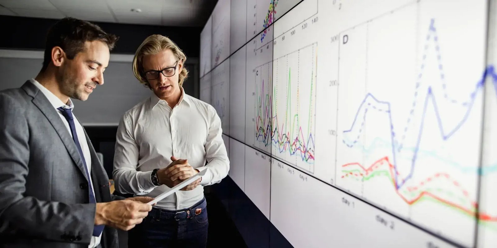 twee mannen voor een board met grafieken
