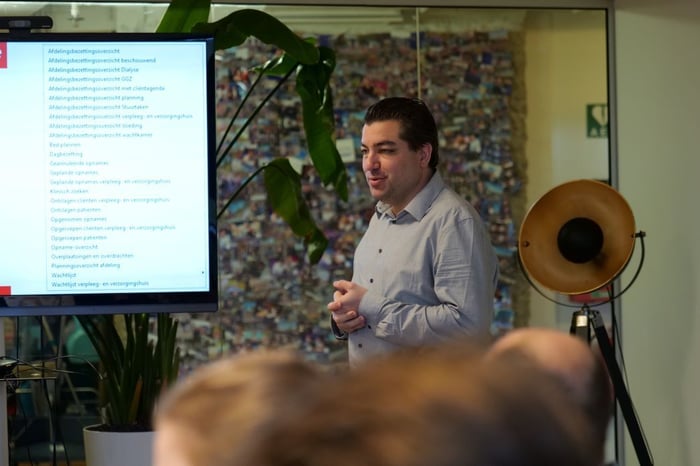 Man geeft presentatie