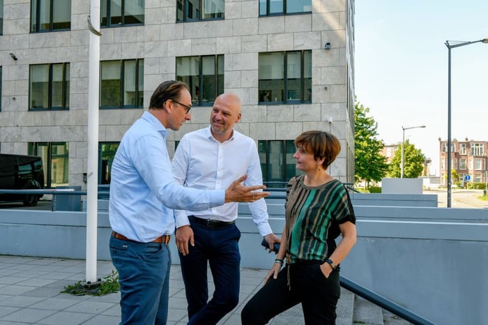 Drie mensen met elkaar aan het praten