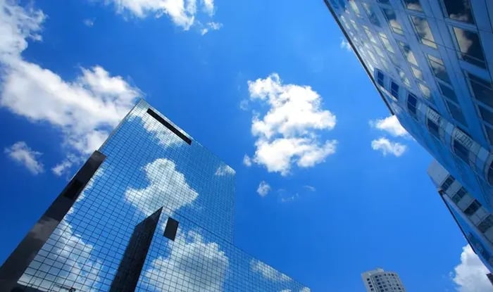 Gebouwen in de lucht met wolken.