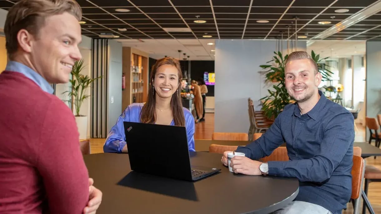 Collega's aan een tafel