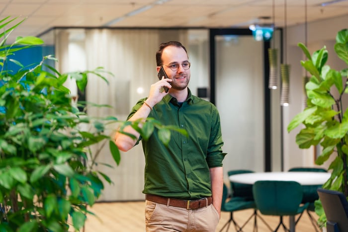 Een man die aan het bellen is