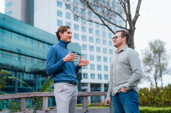 Twee mannen die buiten een gesprek voeren