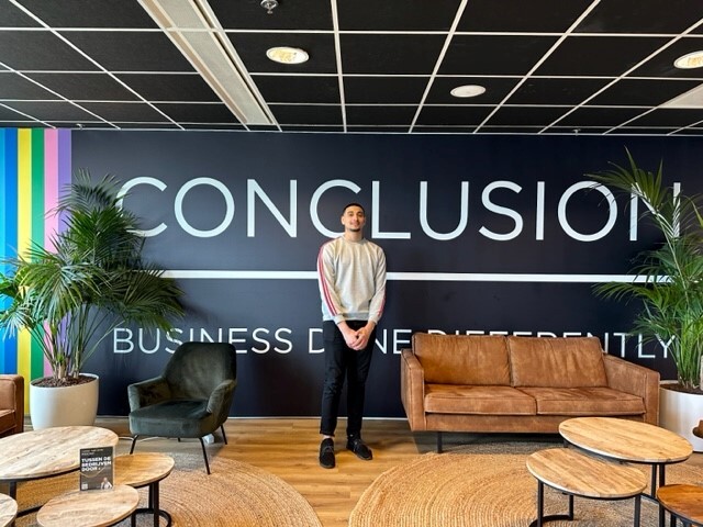 Man poseert voor muur