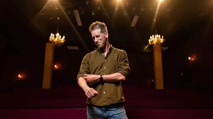 Een man in het theater