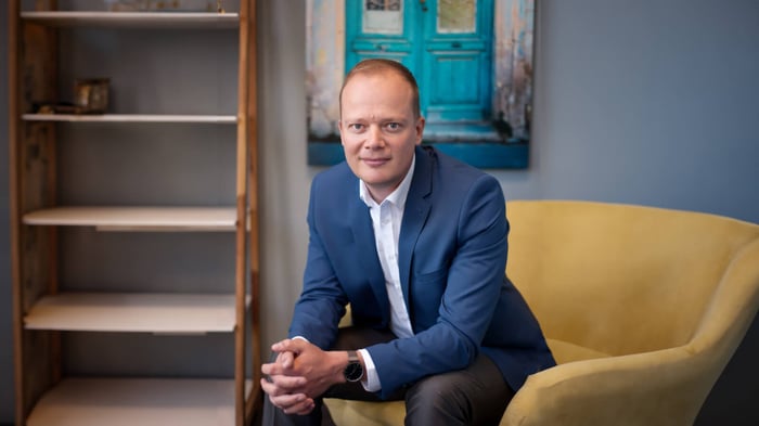 Man sittoing in a ch