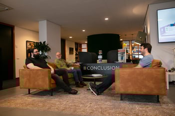 Mannen, zittend op een bank