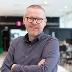 Portret foto met over elkaar geslagen armen van Rene Altena