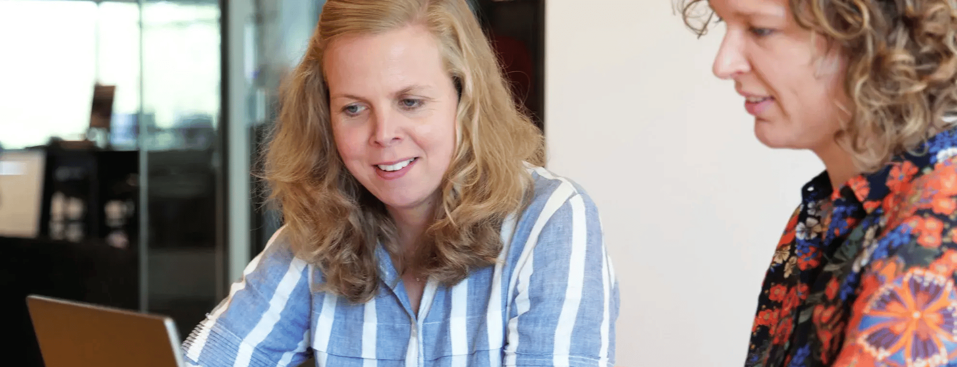 Twee collega's achter de computer.