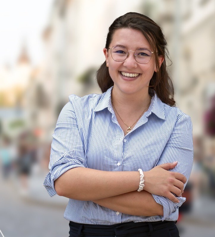 Een lachende vrouw met een bril