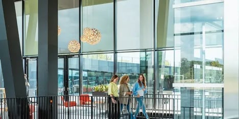 Drie vrouwen die door een gang lopen