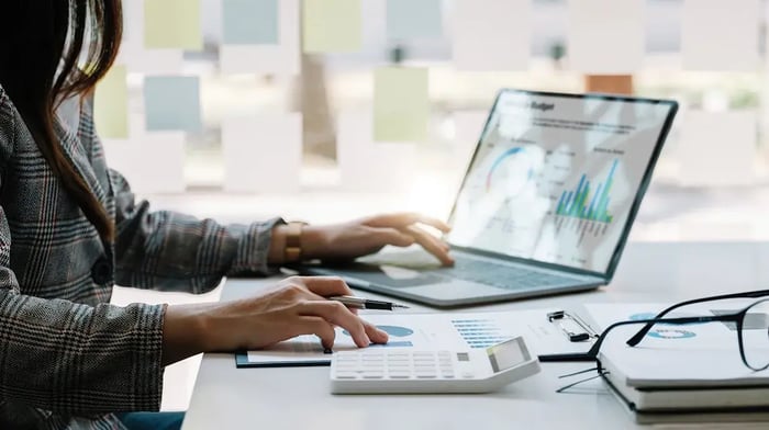 persoon achter laptop