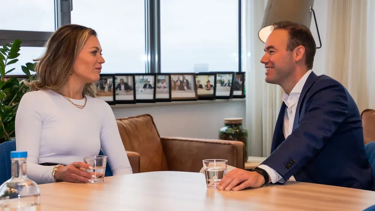 Milou en Bas zitten aan tafel in gesprek