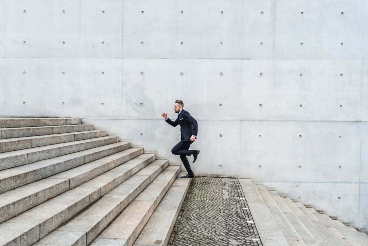 man rent in pak een trap op