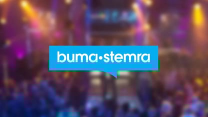 logo van buma/stemra met een kleurrijke, onscherpe concertachtergrond