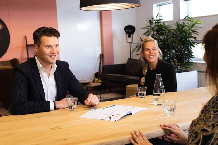 Collega's overleggen met elkaar