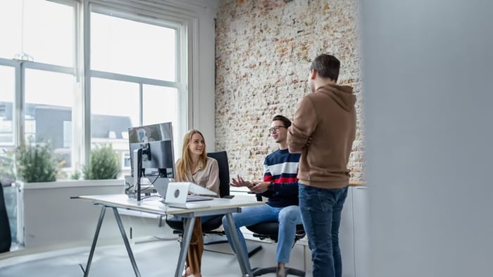 Collega's die overleggen bij een bureau