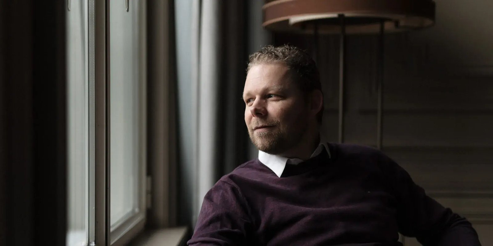 Paul de Metter die uit het raam kijkt